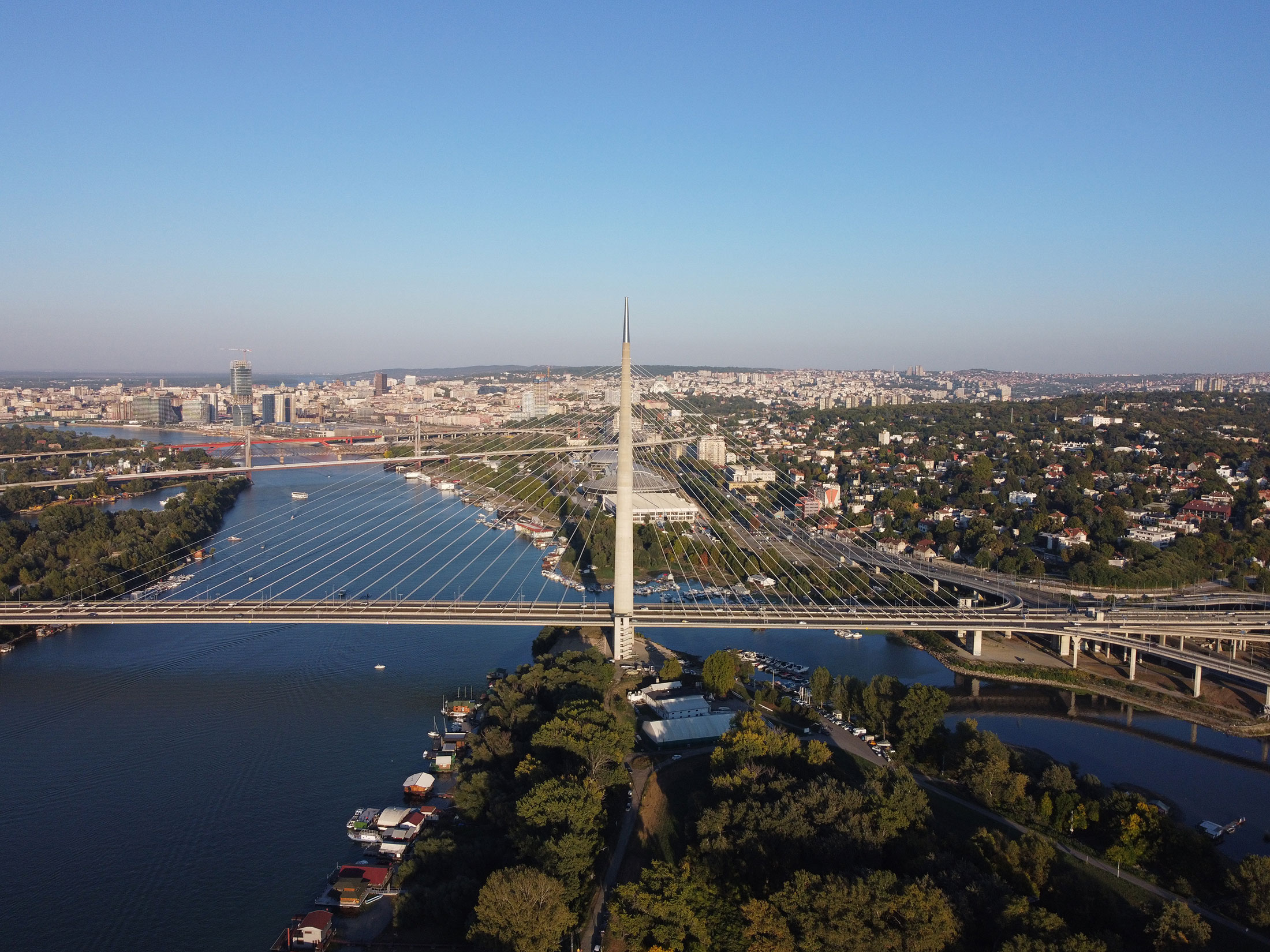 Ada Bridge i Belgrad, Serbien