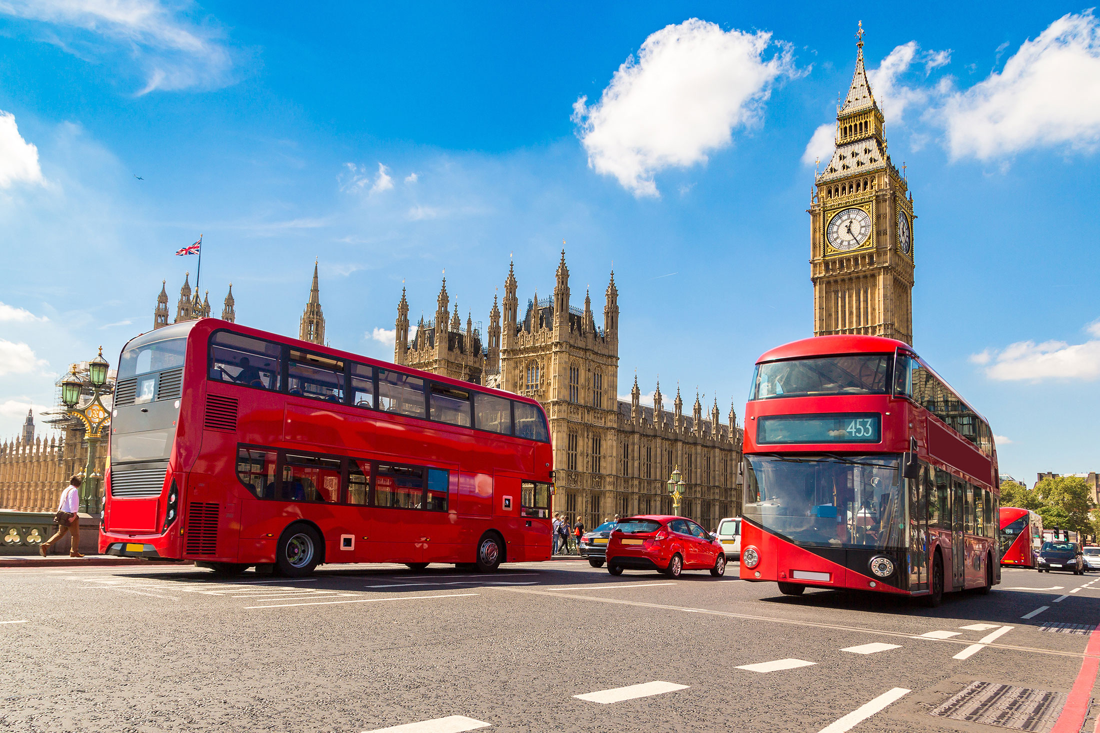 Bussar och Big Ben i London, Storbritannien