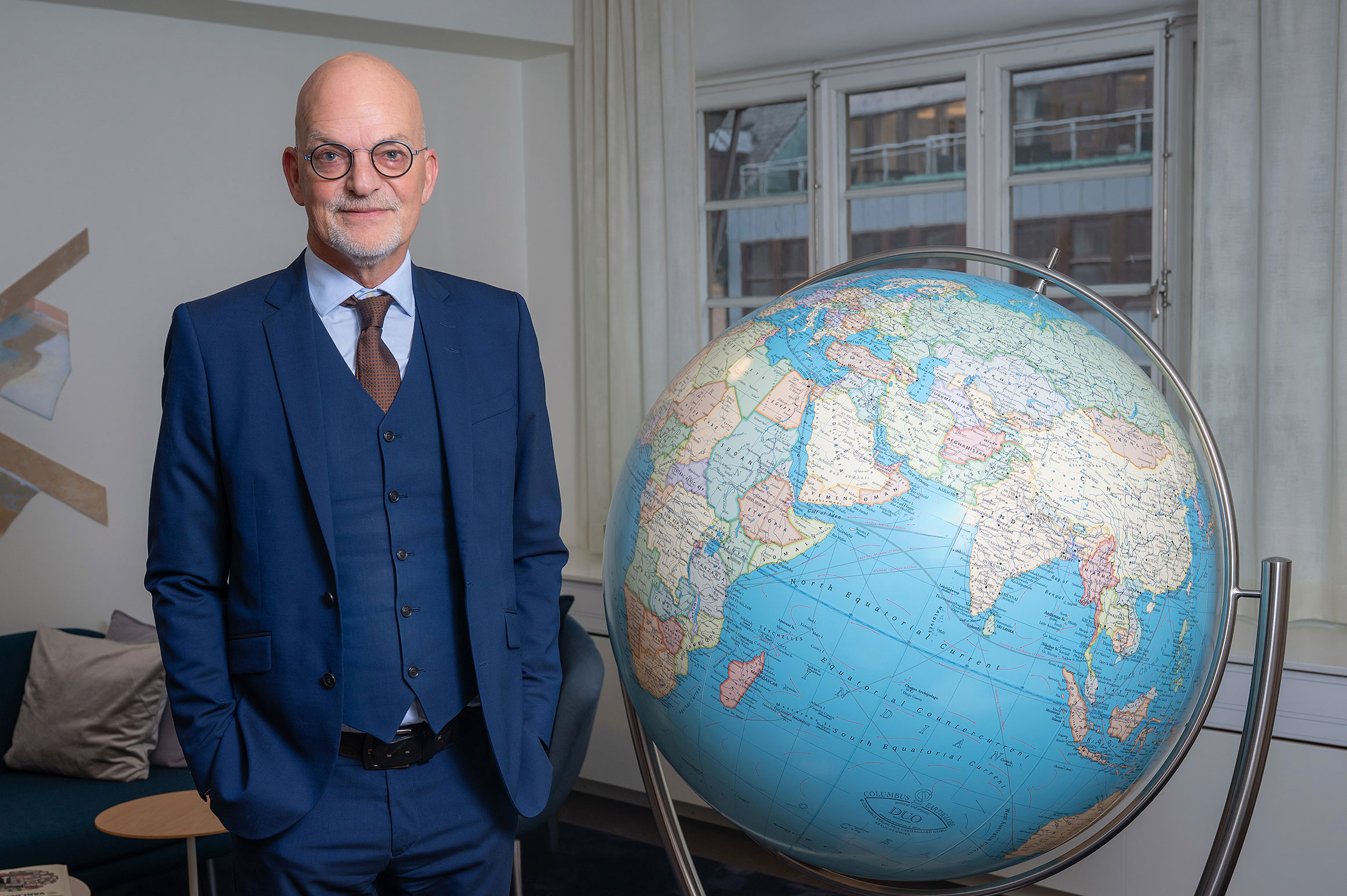 Åke Nordlander standing next to a giant globe