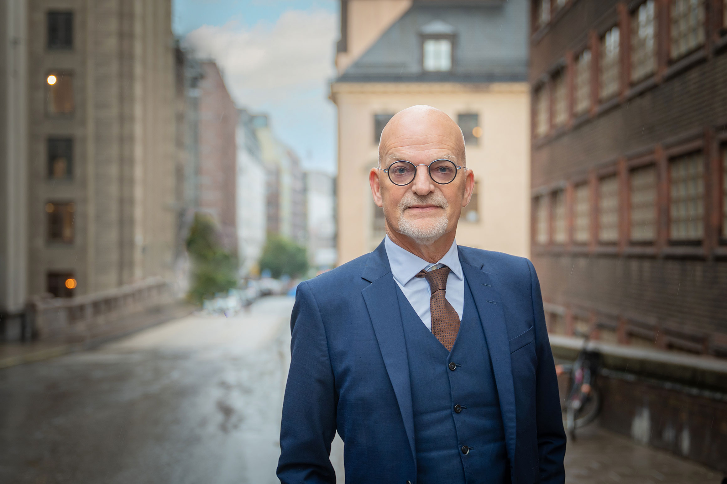 Åke Nordlander standing on a street