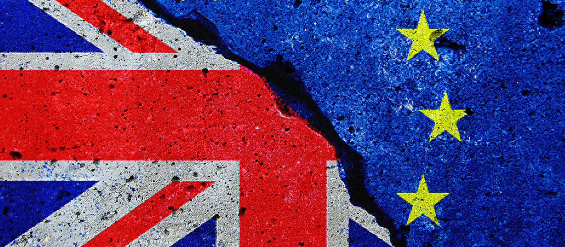 Konsnärlig bild på EU och den brittiska flaggan i betong