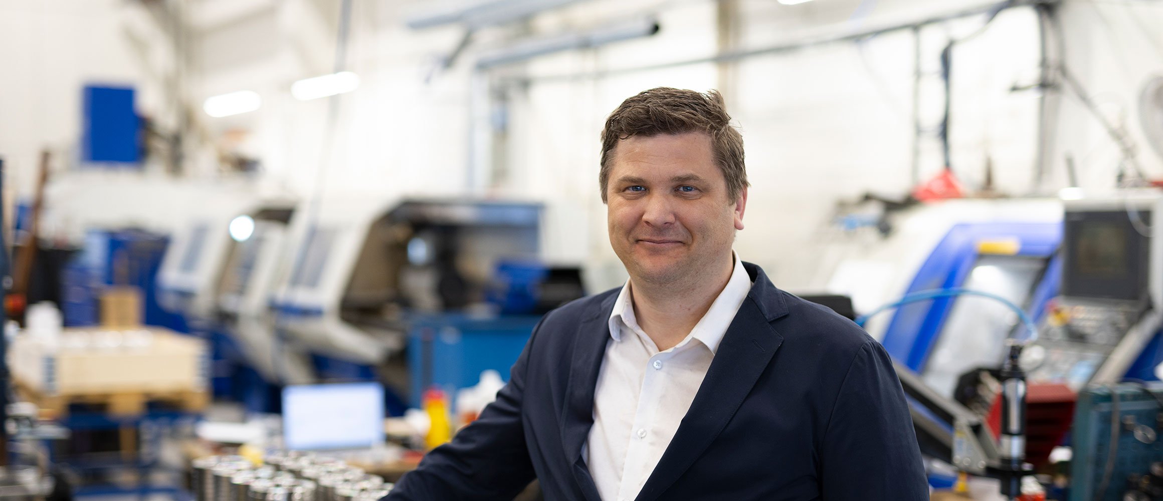 Isak Löfgren står mitt i  produktionen