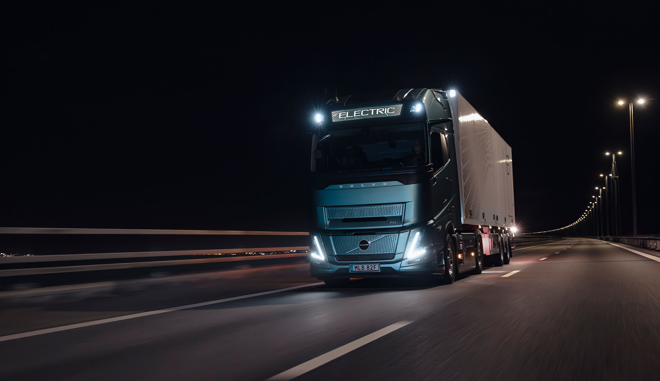 Elektrisk Volvo-lastbil kör på en väg nattetid.