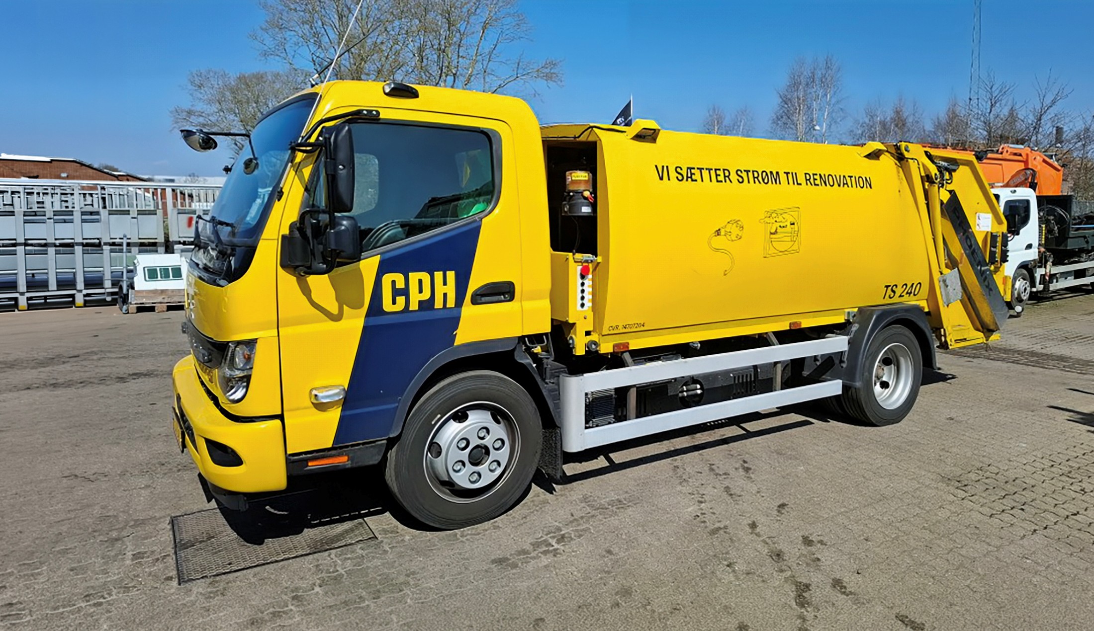 En lastbil med tillbyggnad från Balticum Frinab som rullar på Kastrup.