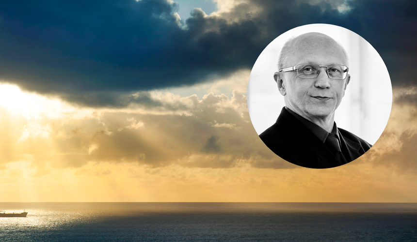 Ett kollage med en bild på havet mot horisonten och en inklippt bild på Stefan Karlsson.