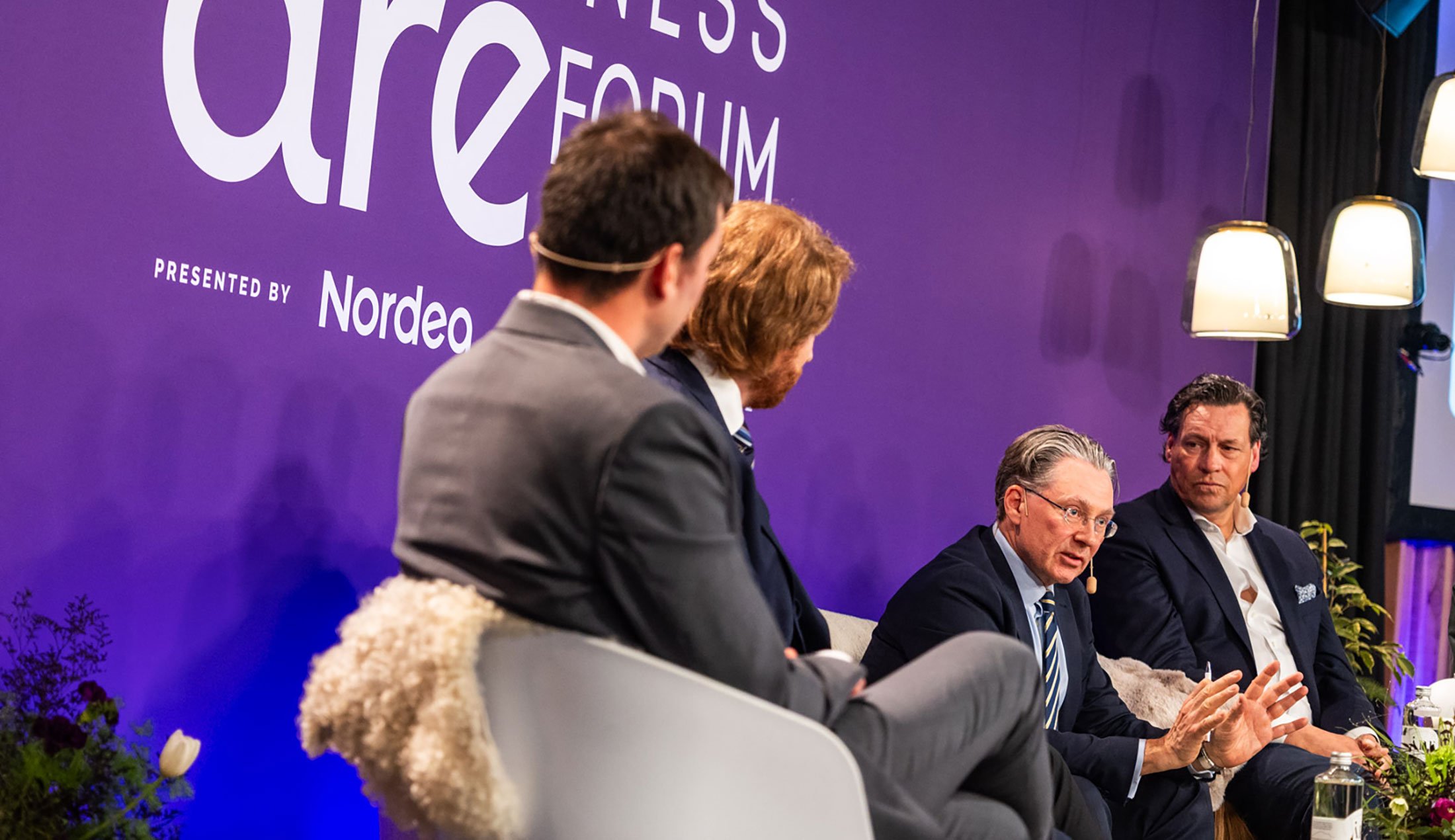 Panelsamtalet under Åre Business Forum. Carl-Johan Karlsson pratar engagerat.