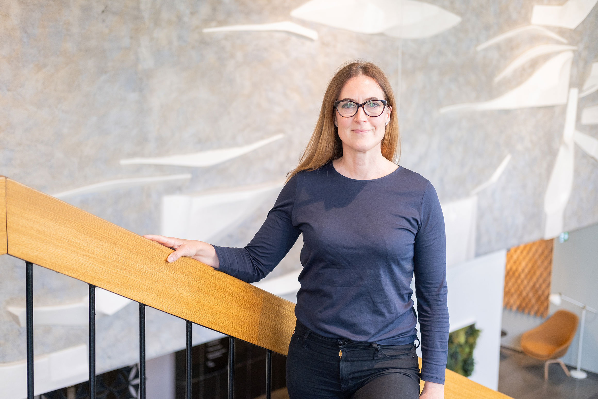 Colette Beek står i en trappa.