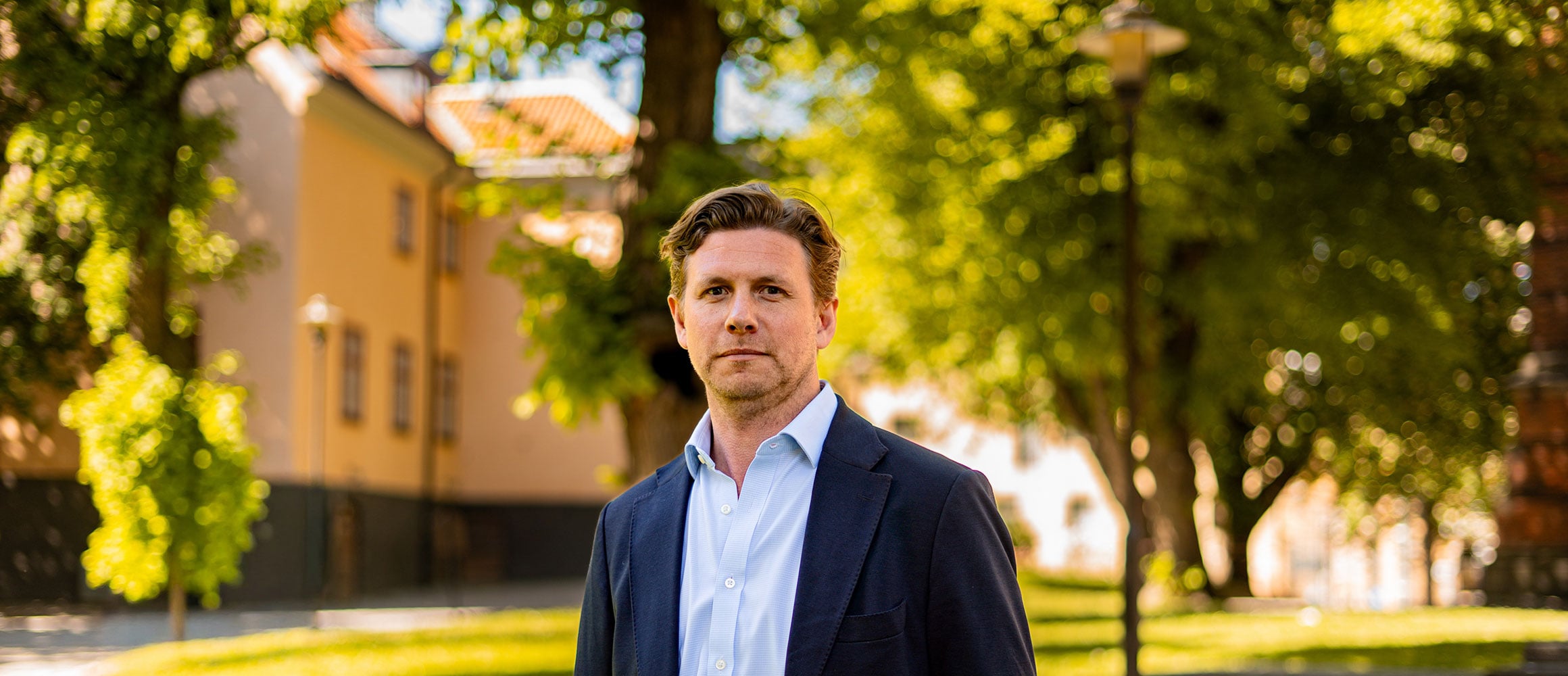 Jonas Jonsson står i en park