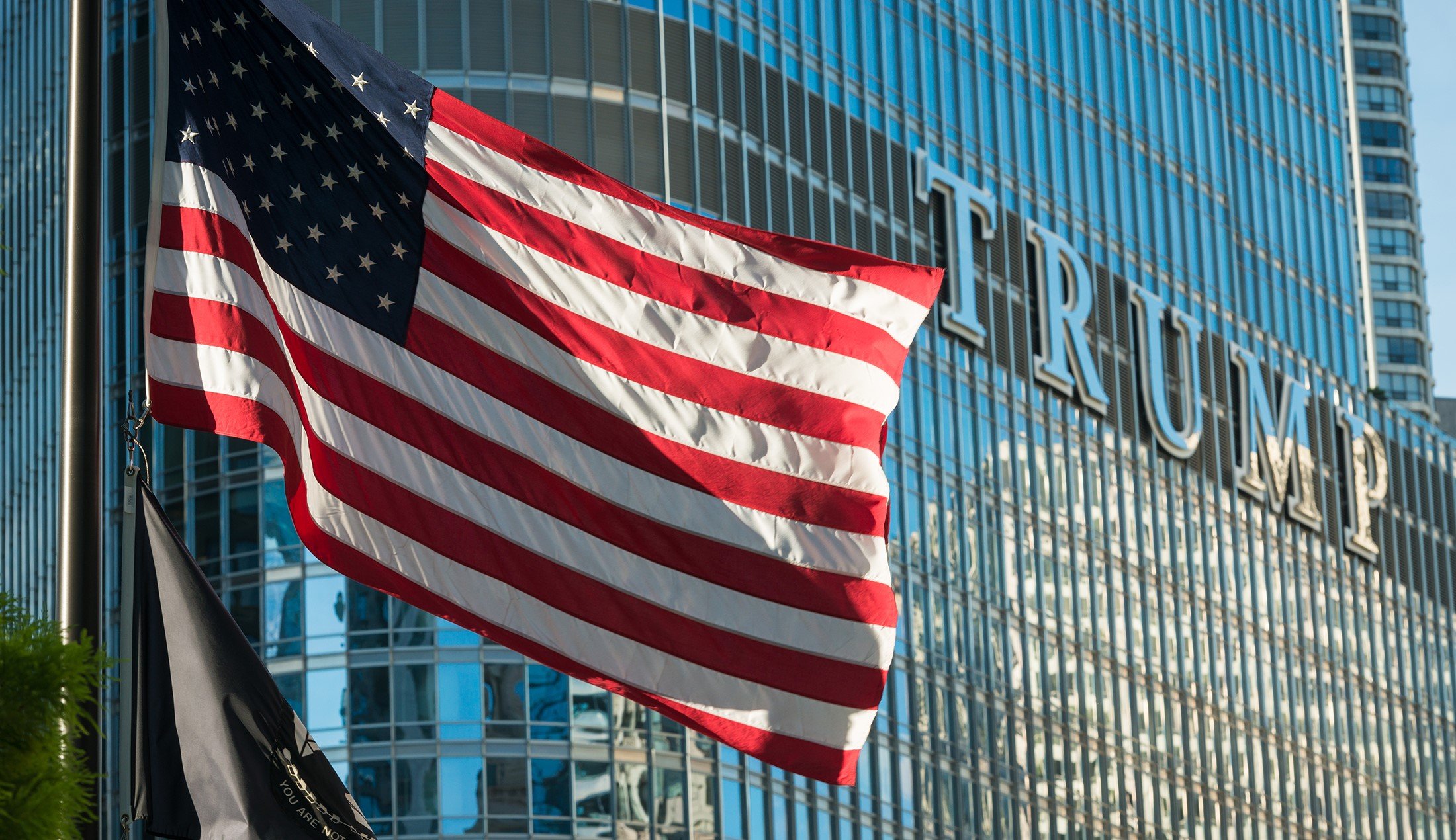 Amerikanska flaggan vajar framför Trump tower