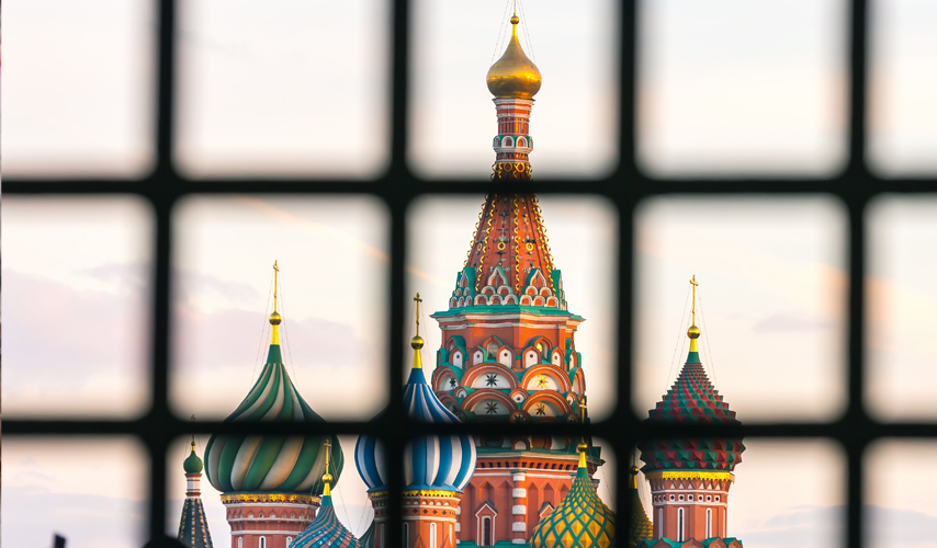 Vasilijkatedralen i Moskva sedd genom ett fönster
