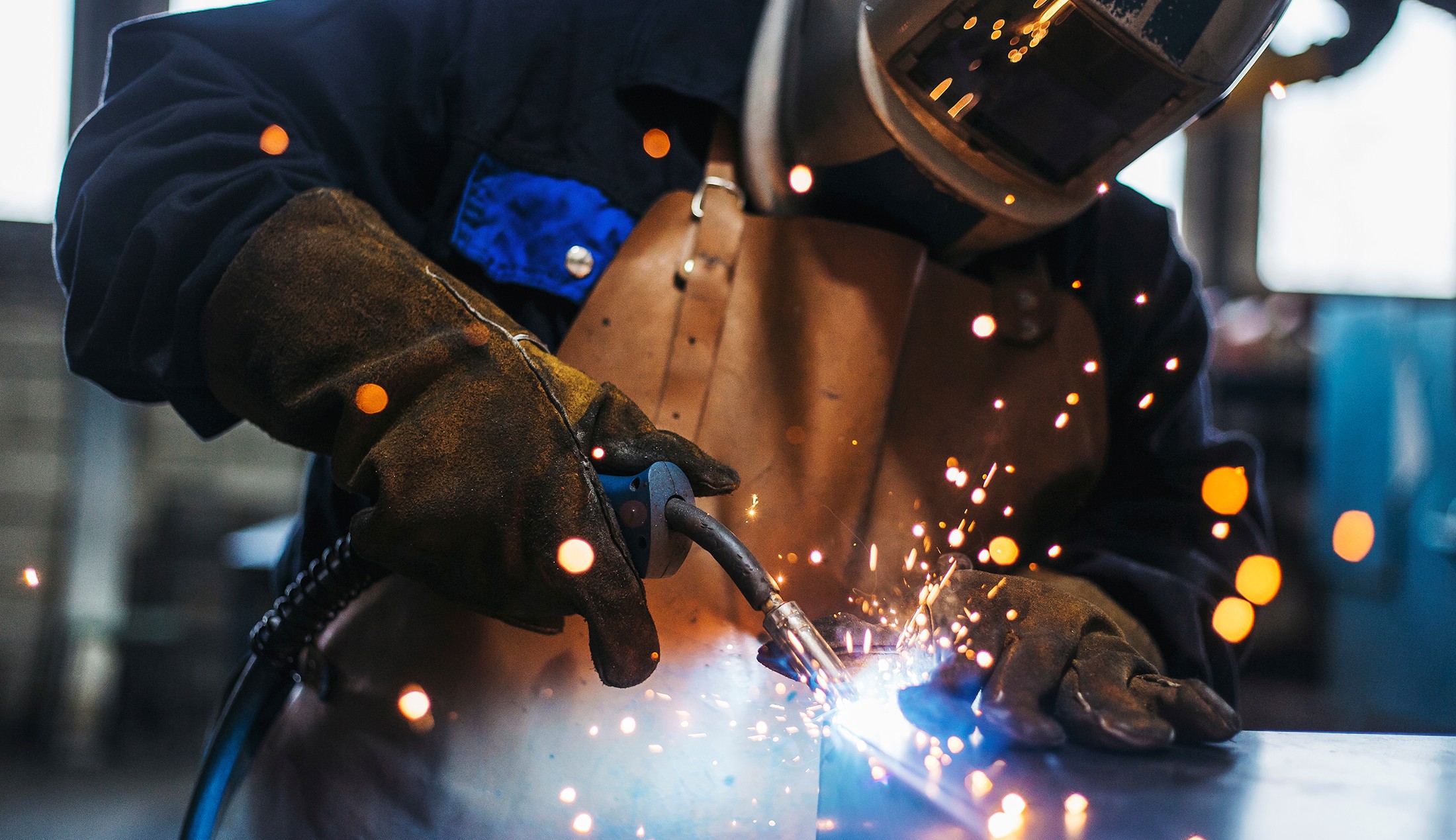 En svetsare i arbete