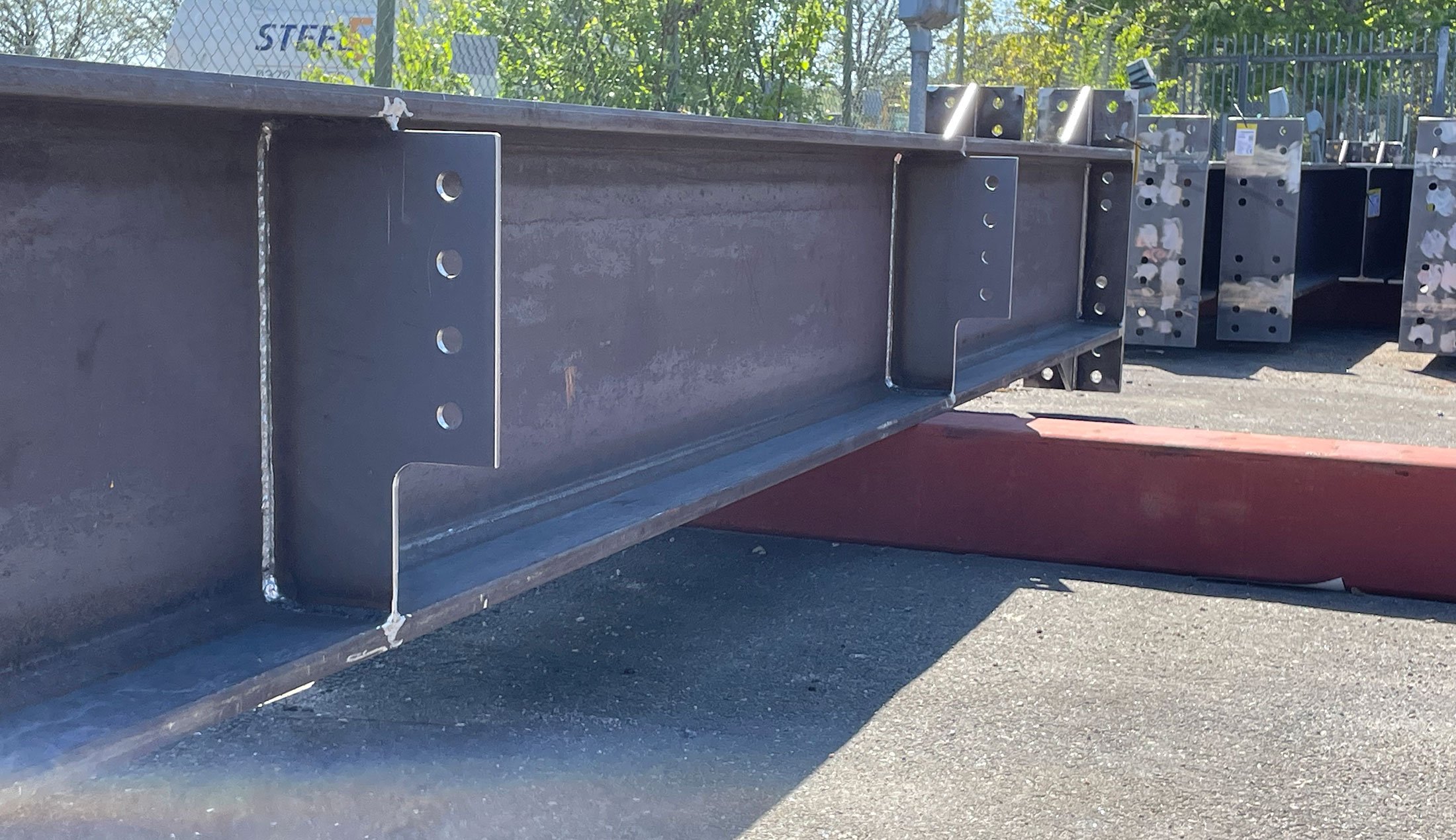 Del av en stor stålbalk. Stålbalkarna är uppemot 12 meter långa och 1 meter höga. Totalt ska Nybergs Svets leverera 1 500 ton bearbetade stålbalkar till ett sjukhusbygge.