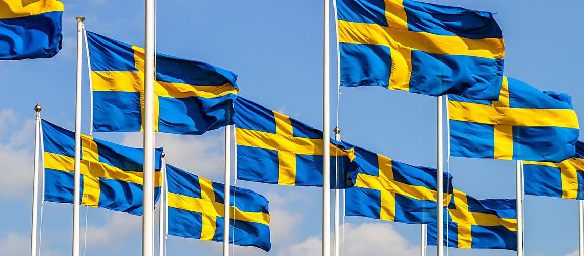 Flera svenska flaggor.