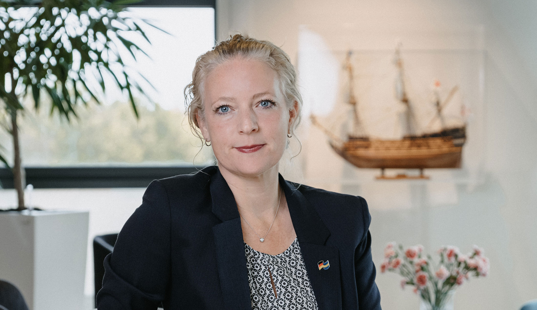 Ninni Löwgren Tischer tittar in i kameran
