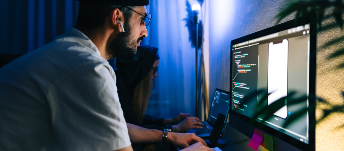 Dataspelsutvecklare framför en skärm