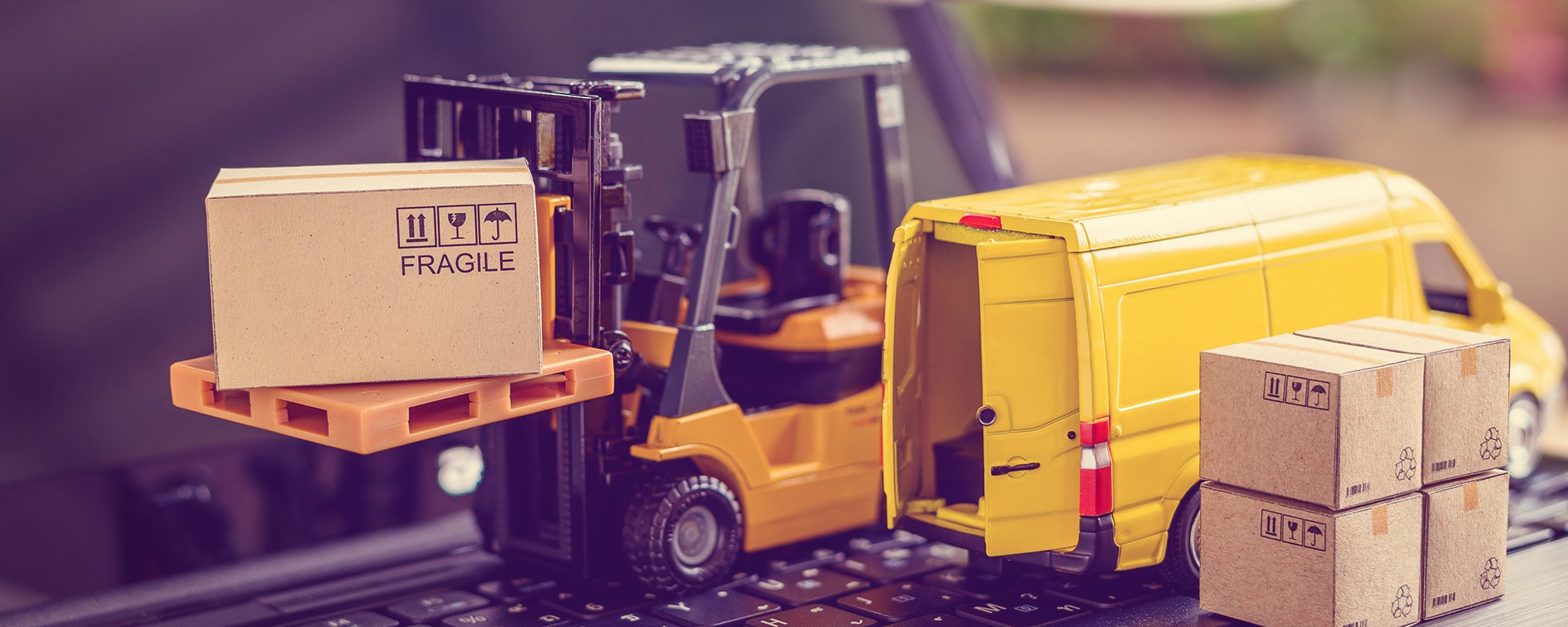 Dekorativ bild - leksakstruck och transportfordon med paket.