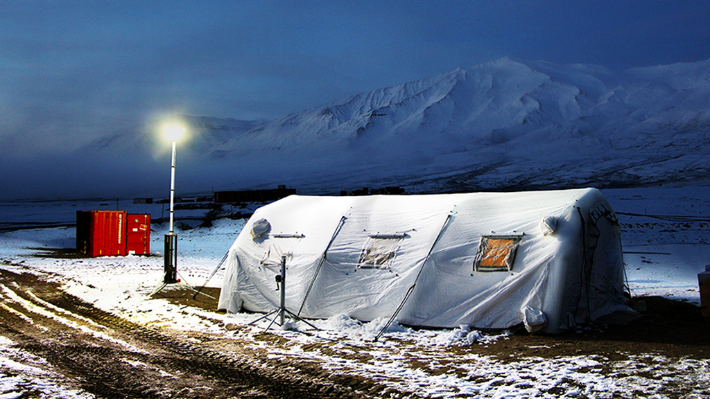 Produktbild - belysning utanför ett tält i ett mörkt bergigt vinterlandskap.