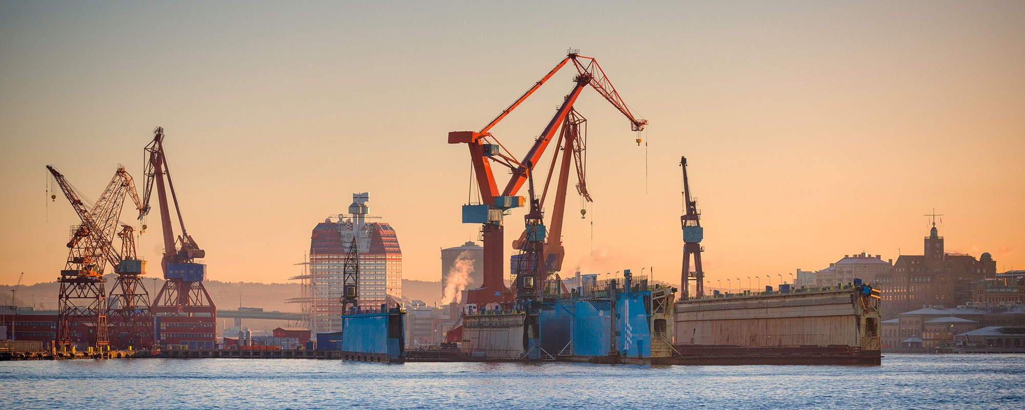 Bild på en containerhamn med lastkranar