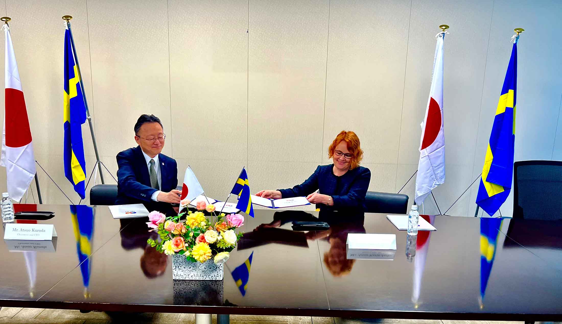 Bild på generaldirektör Anna-Karin Jatko och hennes japanska motsvarighet bakom ett stort bord.