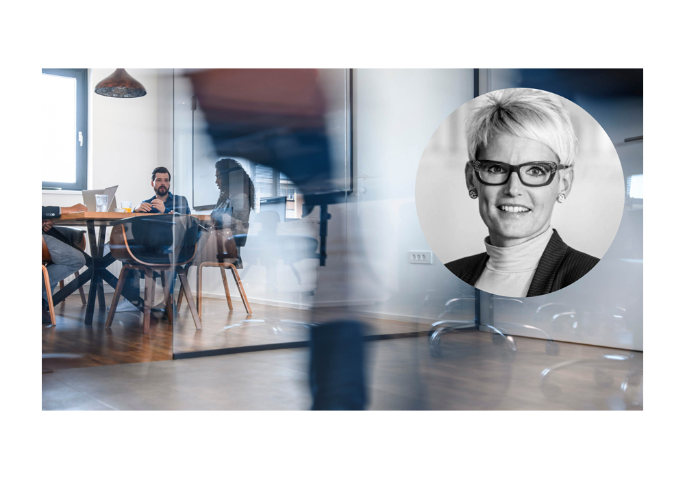 Kollage med inklippt bild på Åsa Larsson över en bild på ett möte