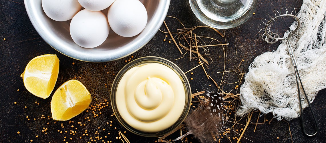 Ägg och andra ingredienser för bakning