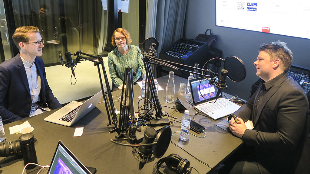 Bild på Anna-Karin Jatko och två män i en podd-studio