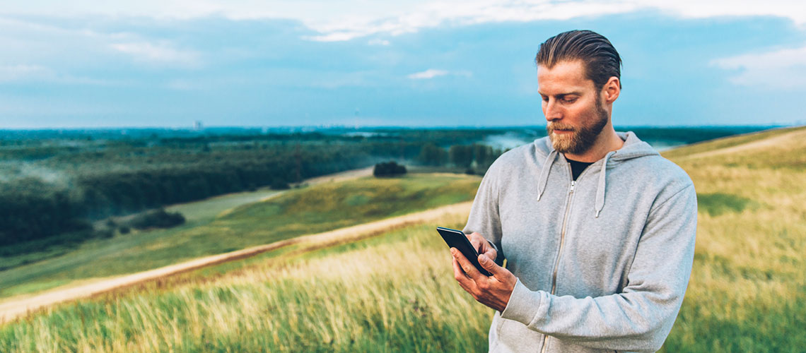 Man tittar på sin mobil