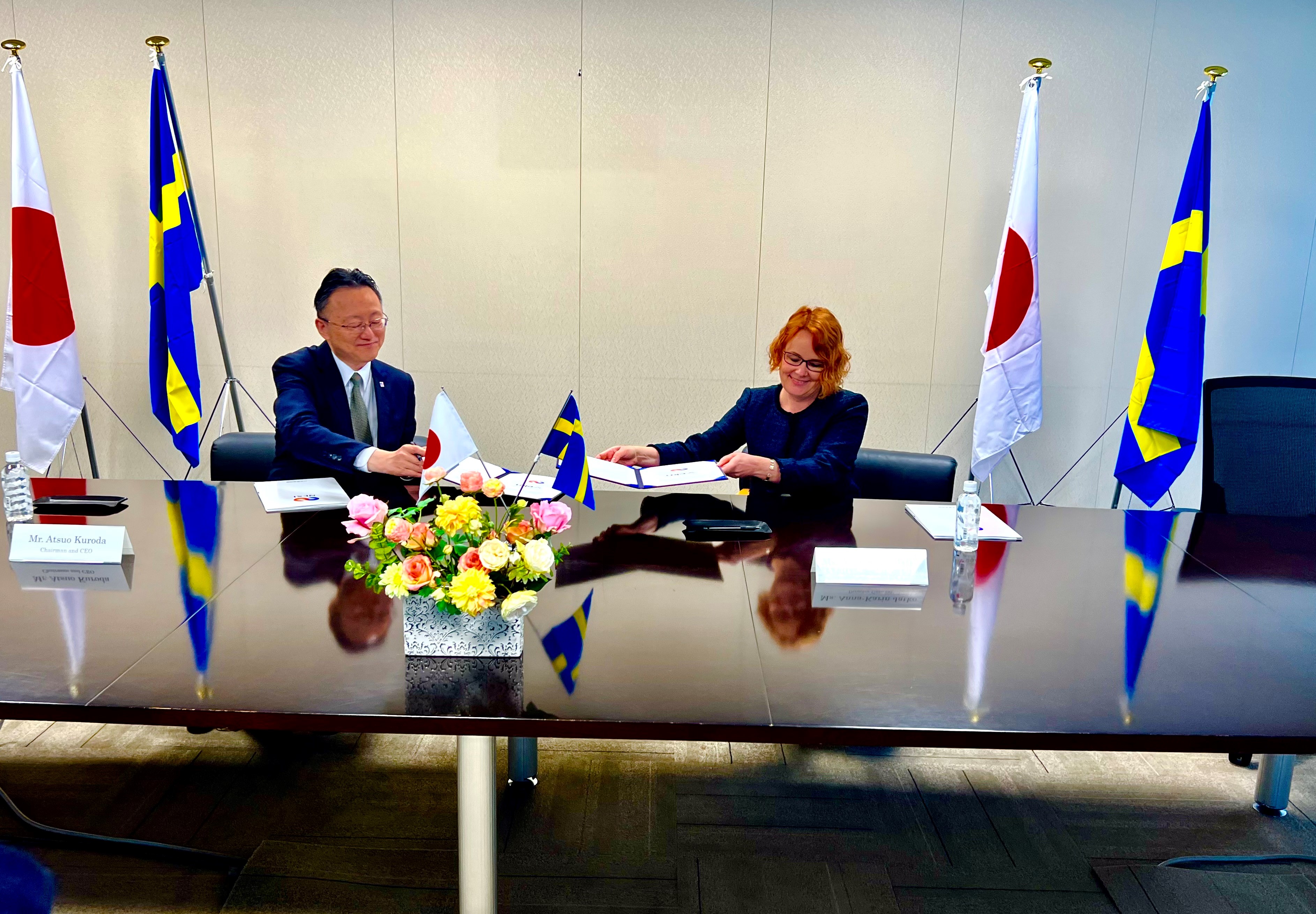 Bild på generaldirektör Anna-Karin Jatko och hennes japanska motsvarighet bakom ett stort bord.