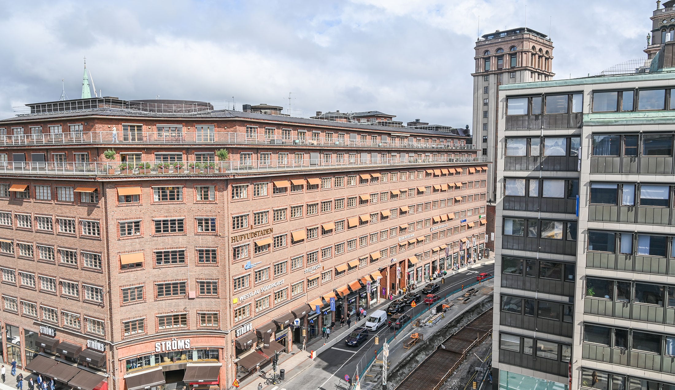 En tegelbyggnad på Kungsgatan i Stockholm