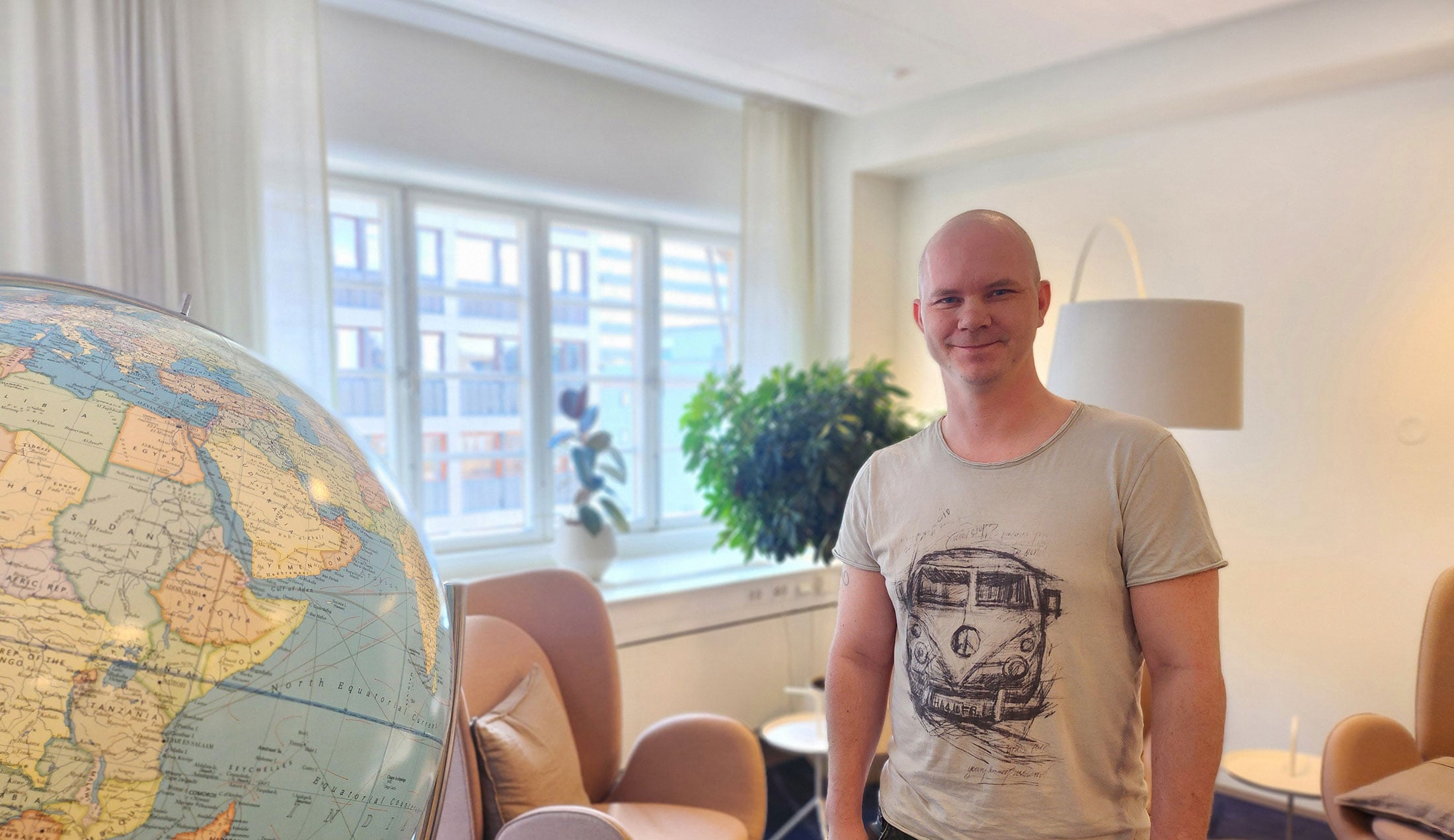 Patrik står bredvid en stor jordglob