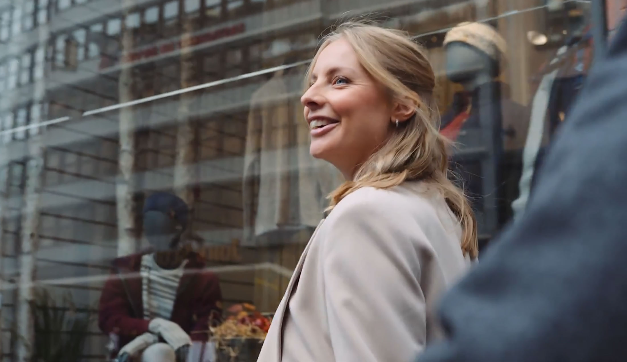 Mikaela går förbi ett skyltfönster på Kungsgatan