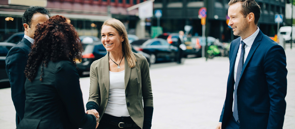 Möte på gatan mellan en grupp människor