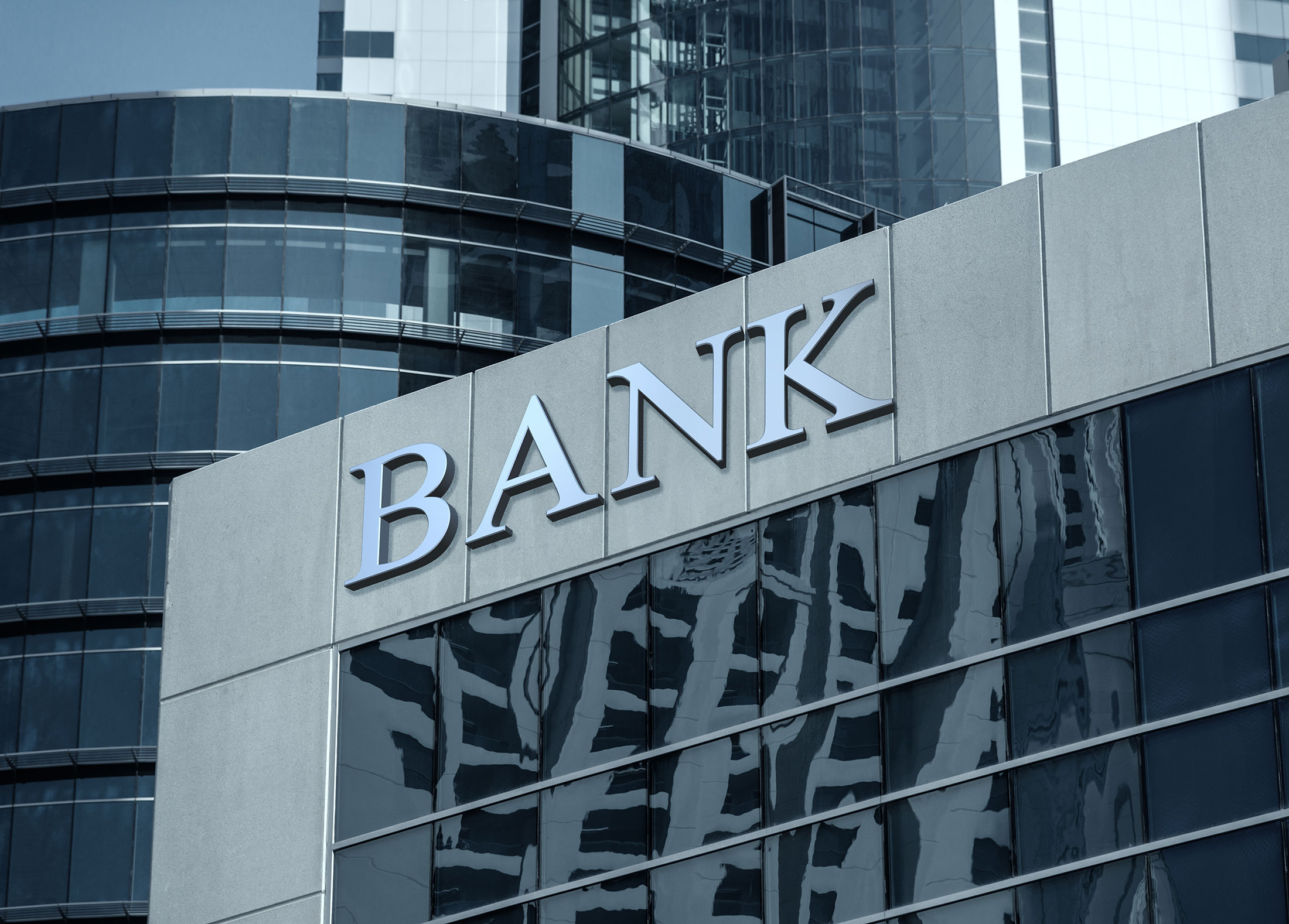 Detalj från stad, byggnader där den längst fram har texten "Bank" på fasaden.